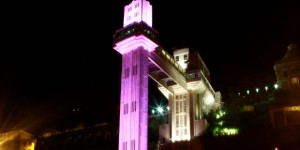 Elevador Lacerda muda de cor e abre campanha do outubro rosa