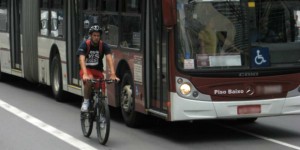 Motoristas de ônibus participam de workshop sobre respeito aos ciclistas