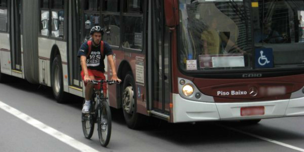 Motoristas de ônibus participam de workshop sobre respeito aos ciclistas