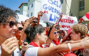 Dilma é recebida com “abraçaço” em evento do Minha Casa, Minha Vida em Salvador