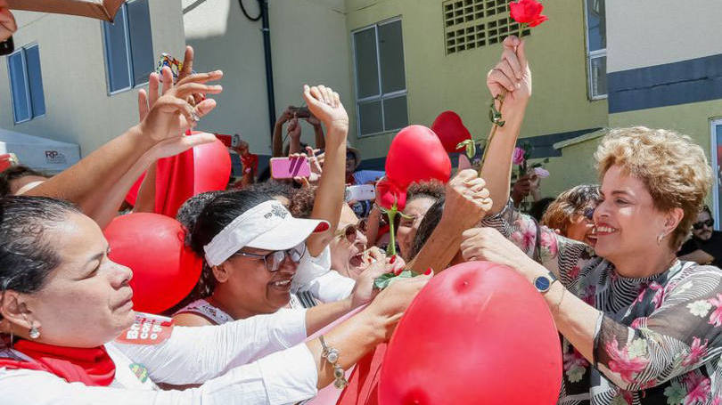 size_810_16_9_dilma-e-recebida-com-abracaco-em-evento-do-minha-casa-minha-vida-em-salvador
