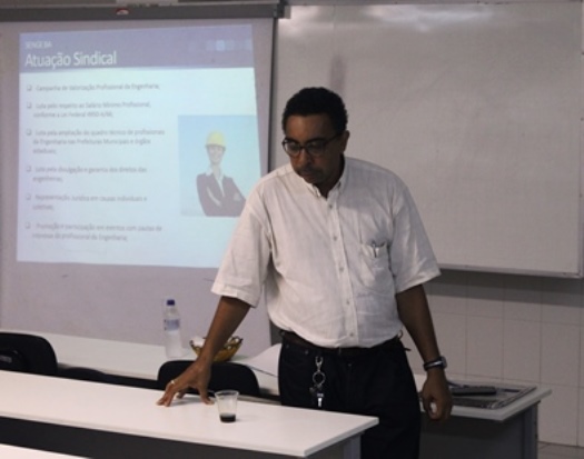 Presidente do SENGE-BA ministra palestra na Faculdade Área 1