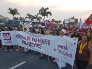 Mulheres do mundo todo ocupam as ruas de Florianópolis