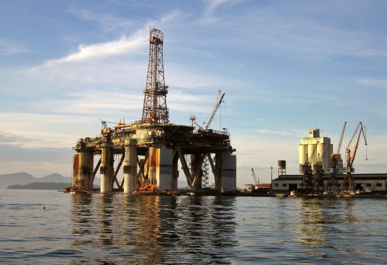 Privatização das refinarias, dutos e terminais coloca em risco abastecimento do país