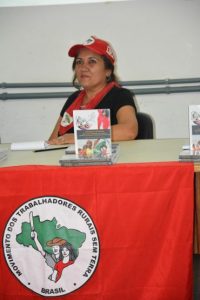 Militante dos Sem Terra e mestre em educação pela UFBA, Djacira Araujo lança livro