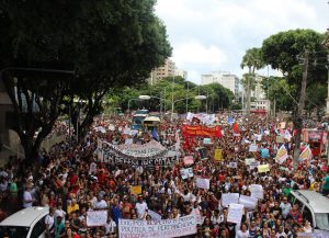 Mais de 1 milhão de pessoas participam de mobilizações em defesa da educação