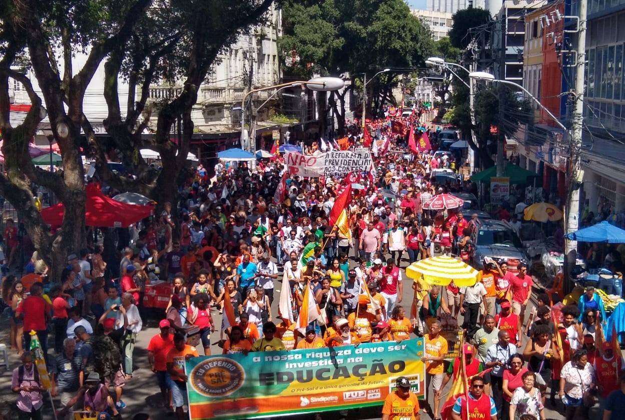 Milhares vão às ruas em todos os estados em defesa da Educação e da Previdência