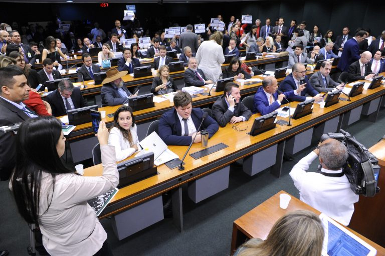 Sob manifestações contrárias, relatório que privatiza o saneamento é aprovado na Câmara