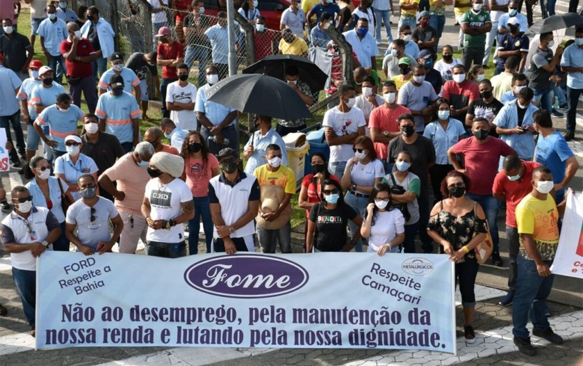 Com anúncio de fechamento e demitidos, metalúrgicos da Ford se recusam a retomar produção
